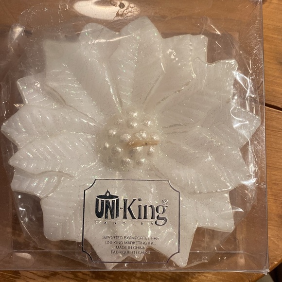 New white poinsettia candle - Picture 2 of 7